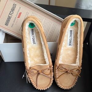 Minnetonka Women's Tan Moccasins with Bow